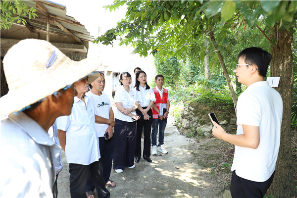 2023-8-31 貴州環(huán)交所黨支部、壩上村黨支部、貴陽產(chǎn)控集團(tuán)金融務(wù)鏈上企業(yè)黨支部聯(lián)合開展主題黨日活動(dòng)3.jpg