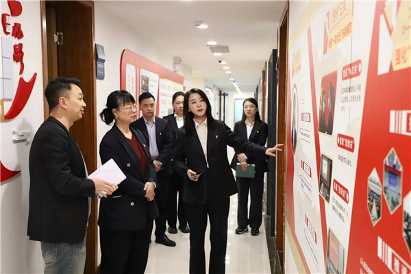 2023-11-27   貴陽(yáng)產(chǎn)控集團(tuán)黨委委員、副總經(jīng)理劉志宏到貴州環(huán)交所調(diào)研并座談2.jpg