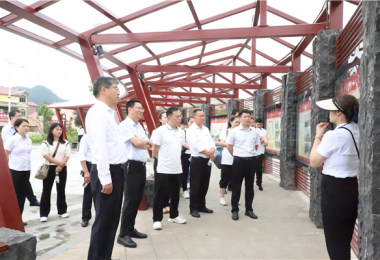 聯(lián)合黨建聚人心 創(chuàng)新舉措話發(fā)展——貴州陽光產(chǎn)權(quán)交易所第一黨支部、安順市公共資源交易中心黨支部與黃桶街道后寨村黨支部聯(lián)合開展主題黨日活動(dòng)